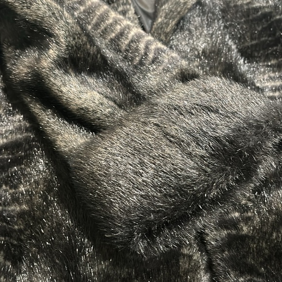 Jones New York size medium faux fur coat like new - Picture 3 of 6